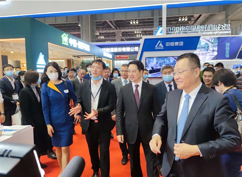 铝板厂家_全国政协常委、中国有色金属工业协会党委书记葛红林等领导到公司展位参观指导